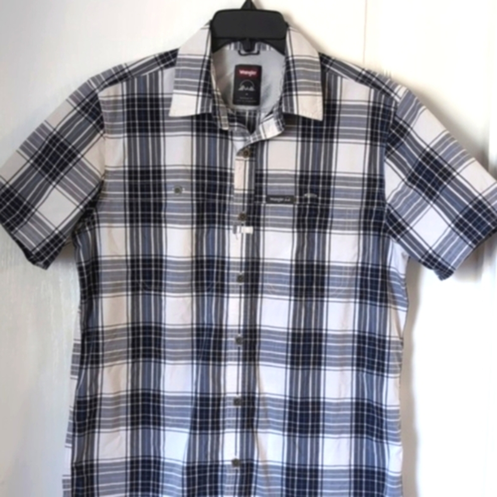 Wrangler Blue Plaid Button Front Shirt. Size Medium. Regular Fit
